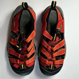 KEEN Newport Women’s Red/ Black Hiking Waterproof Toe Protection Sandals Size 7
